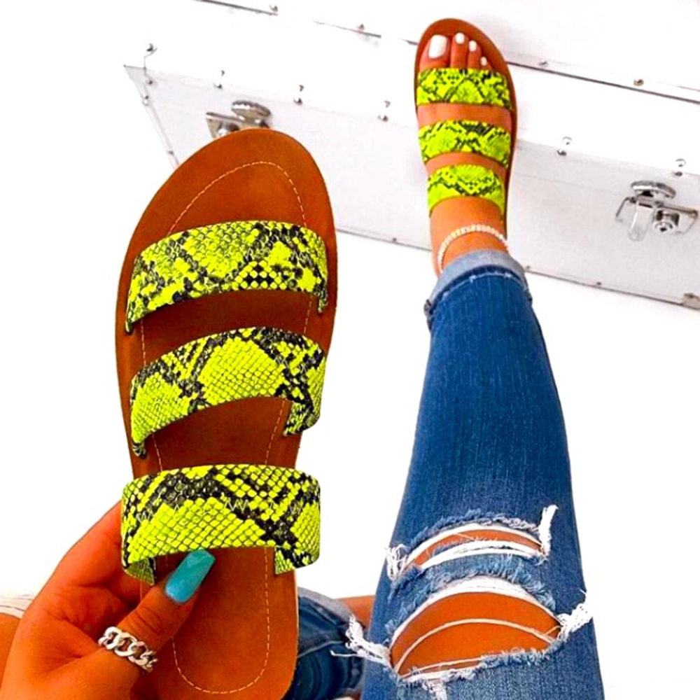 Snake print sandal (lime)